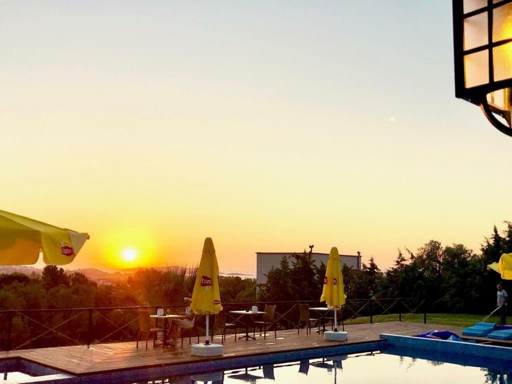 Victoria Hotel And Lounge Foça Ngoại thất bức ảnh